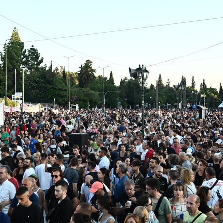 Τέμπη: Μεγάλη προσέλευση κόσμου στο Σύνταγμα για τη συγκέντρωση διαμαρτυρίας