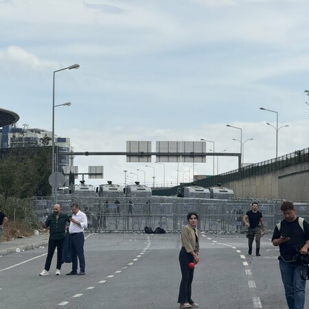 Σκηνικό πραξικοπήματος στην Τουρκία: Δακρυγόνα και χάος έξω από τα γραφεία του CHP στην Κωνσταντινούπολη
