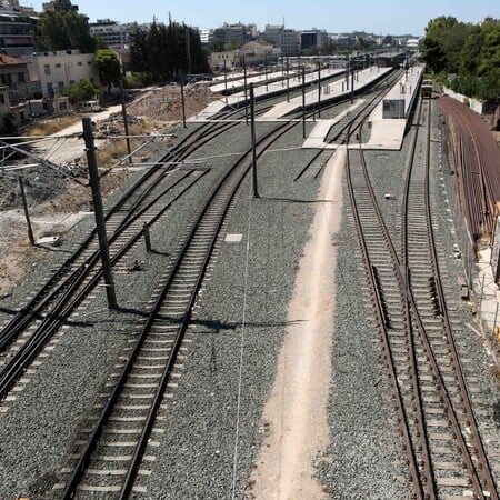 Νέο σχέδιο για ασφαλέστερες σιδηροδρομικές διαβάσεις – Τι προτείνει ο ΣΕΣ