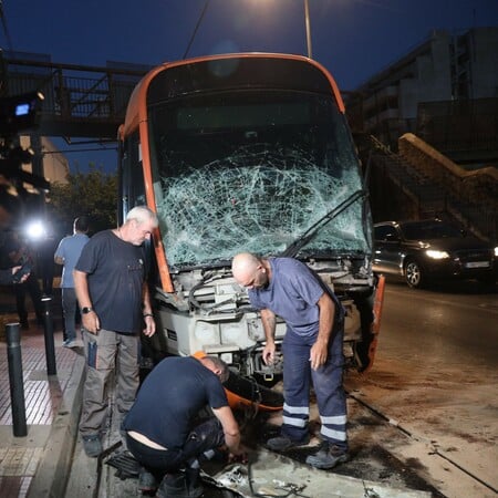 Πειραιάς: Ο οδηγός του τραμ είπε στις Αρχές ότι ένιωσε σκοτοδίνη - 30 τραυματίες από τη σύγκρουση