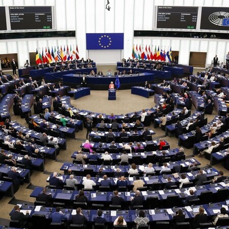 Δολοφονία Τσάρλι Κερκ: «Όχι» της Μετσόλα σε ενός λεπτού σιγή - Χτυπούσαν τα έδρανα δεξιοί και ακροδεξιοί