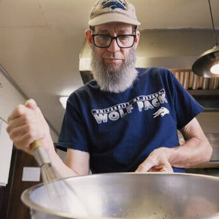 Πώς ένας διάσημος σεφ του TikTok ταΐζει μια αδελφότητα