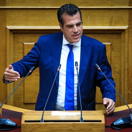 Ο Πλεύρης υπογράφει εγκύκλιο και καταργεί τον όρο «παράτυπη μετανάστευση» – Αντικαθίσταται με το «παράνομη»
