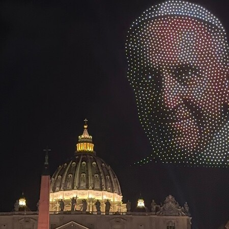 Υπερθέαμα στον ουρανό του Βατικανού: Πάνω από 3.000 drones «ζωγράφισαν» έργα του Μιχαήλ Αγγέλου και τον πάπα Φραγκίσκο