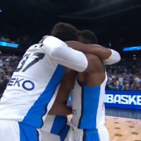 Eurobasket 2025: Η στιγμή που τα αδέλφια Αντετοκούνμπο αγκαλιάζονται και δακρύζουν μετά τη νίκη