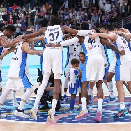 Eurobasket 2025: Η Εθνική χόρεψε το παραδοσιακό συρτάκι μετά την κατάκτηση του χάλκινου μεταλλίου