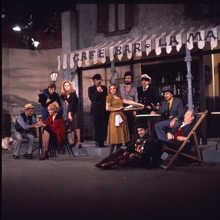 «Το Θεάτρο της Δευτέρας»: η ιστορία μιας εκπομπής που έμαθε το θέατρο στους Έλληνες