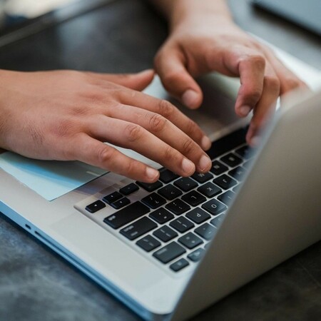 Λάρισα: Σύλληψη 13χρονου για δημιουργία παιδικής πορνογραφίας με AI – Θύμα 11χρονος