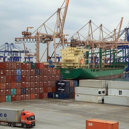 Χιλιάδες κοντέινερ με κινεζικά προϊόντα κατασχέθηκαν στο λιμάνι του Πειραιά