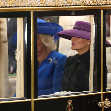 Fashion stylist διασημοτήτων αποκωδικοποιεί το μήνυμα πίσω από το viral καπέλο της Μελάνια