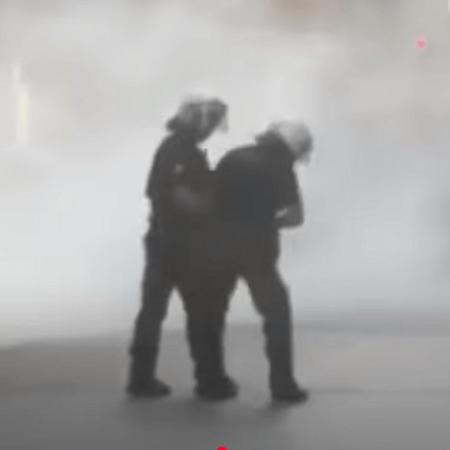 Βίντεο δείχνει αστυνομικό να χαστουκίζει συνάδελφό του στην πορεία για τον Παύλο Φύσσα