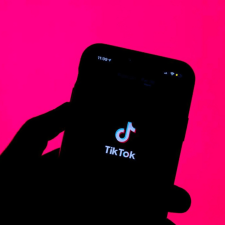 Η Κίνα χαρακτηρίζει τη συμφωνία για το TikTok ως νίκη - Τι κερδίζουν από αυτήν;