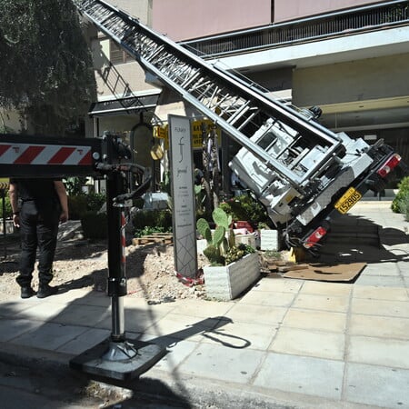 Γλυφάδα: Γερανός έπεσε σε καφετέρια