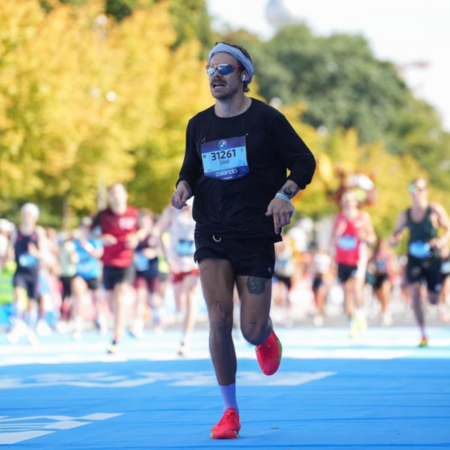 Ο Χάρι Στάιλς τερμάτισε τον Μαραθώνιο του Βερολίνου σε λιγότερο από τρεις ώρες