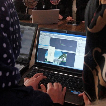Το μπλακάουτ στο ίντερνετ από τους Ταλιμπάν βυθίζει τα κορίτσια του Αφγανιστάν στην απόγνωση