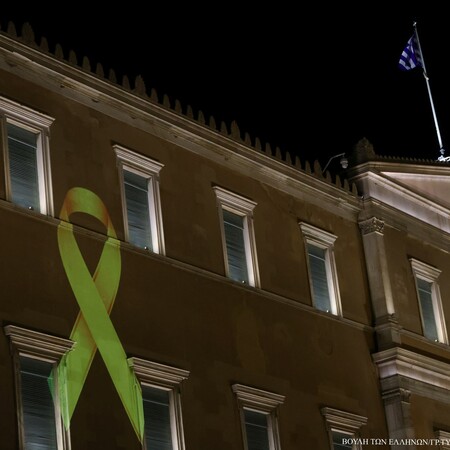 H χρυσή κορδέλα «φώτισε» τη Βουλή για τα παιδιά που δίνουν γενναία μάχη με τον καρκίνο
