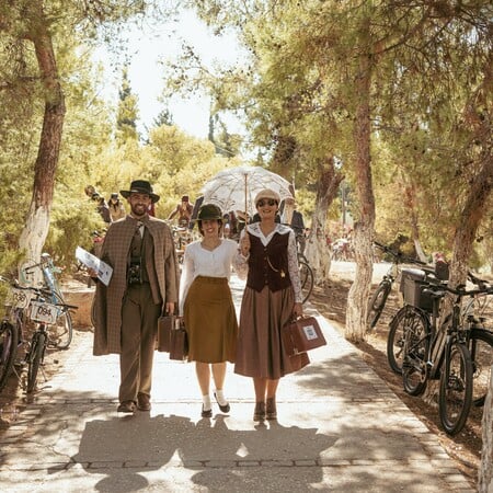 Weekend in Tweed: Ο αγαπημένος θεσμός επιστρέφει στις Σπέτσες στις 10-12 Οκτωβρίου με συλλεκτικά ποδήλατα και vintage κομψότητα