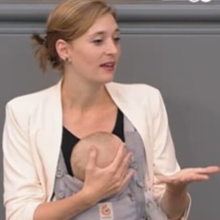 Γερμανία: Βουλευτής έγραψε ιστορία μιλώντας στη βουλή με το μωρό της στην αγκαλιά