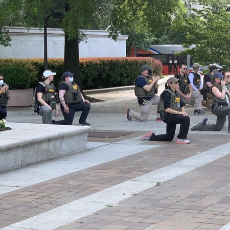 Το FBI απέλυσε πράκτορες που γονάτισαν σε διαδήλωση μετά τη δολοφονία του Τζορτζ Φλόιντ