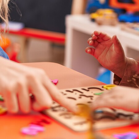 Αυλώνας: Συνελήφθησαν οι ιδιοκτήτες βρεφονηπιακού σταθμού μετά από καταγγελίες ότι έλειπε τούφα από τα μαλλιά παιδιού