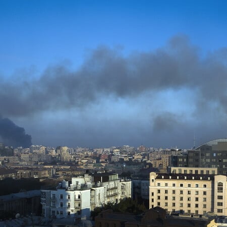 «Μία από τις μεγαλύτερες επιθέσεις»: Τέσσερις νεκροί από ρωσικό βομβαρδισμό στο Κίεβο