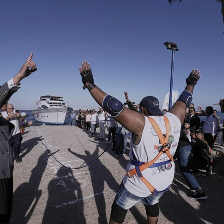 Με τα δόντια του έσυρε καράβι 700 τόνων – Ο άνθρωπος που «προκαλεί» τον Γκίνες