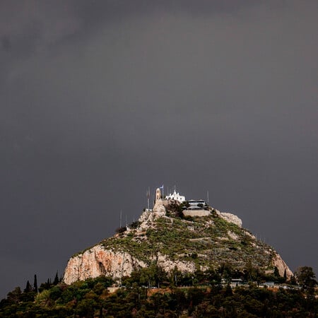 Καιρός: Νεφώσεις και τοπικές καταιγίδες τη Δευτέρα