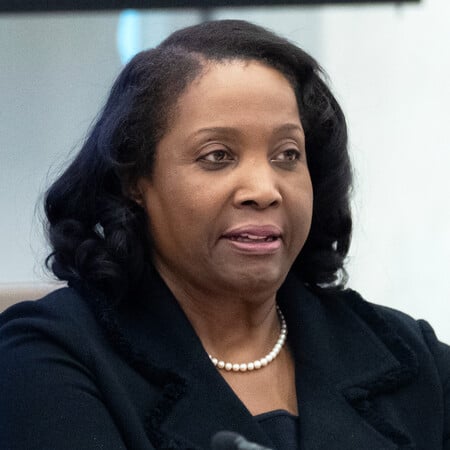 ΗΠΑ: Η Λίσα Κουκ παραμένει στη Fed - Το θέμα της απόλυσής της θα εξεταστεί τον Ιανουάριο