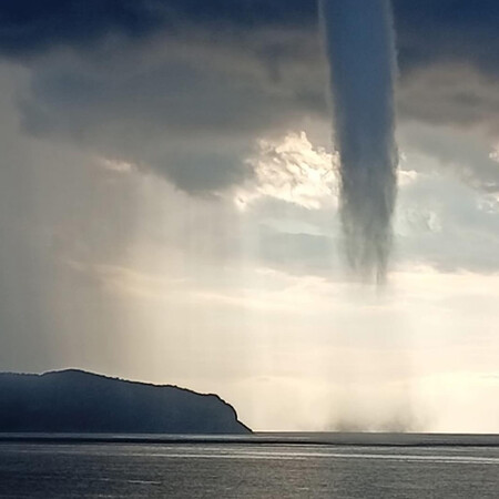 Εμφανίστηκε εντυπωσιακός υδροστρόβιλος στην Αίγινα