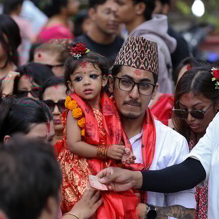 Στο Νεπάλ, ένα κορίτσι 2 ετών λατρεύεται ως ζωντανή θεότητα