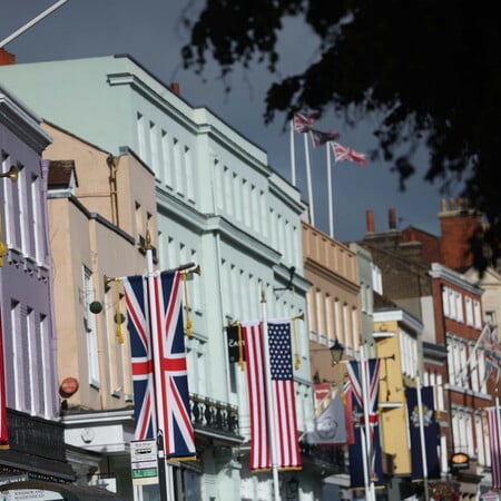 Βρετανία: Σημαίες με «λάθος κόκκινο» στην επίσκεψη Τραμπ κόστισαν 52.800 λίρες