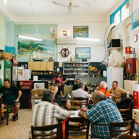 Όταν λέμε καφενείο, εννοούμε καφέ, μεζέ, κρασιά και τσίπουρα