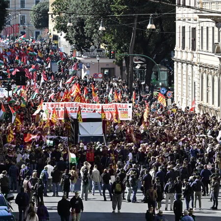 Γενική απεργία και διαδηλώσεις για τη Γάζα «παρέλυσαν» την Ιταλία - Εκατοντάδες χιλιάδες στους δρόμους 