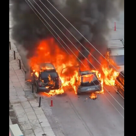 Άλιμος: ΙΧ πήρε φωτιά εν κινήσει - Οι φλόγες επεκτάθηκαν και σε άλλα τρία αυτοκίνητα