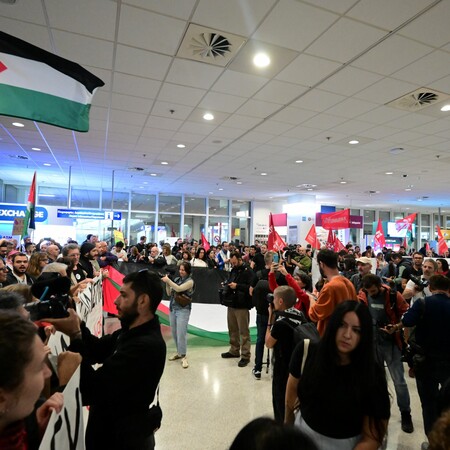 Στο «Ελ. Βενιζέλος» οι 27 Έλληνες ακτιβιστές του στολίσκου για τη Γάζα