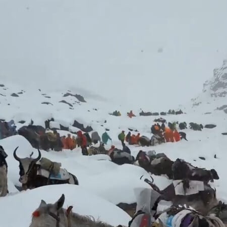 Έβερεστ: «Φοβήθηκα μη θαφτώ ζωντανός» - Σε εξέλιξη η τεράστια επιχείρηση διάσωσης των εγκλωβισμένων ορειβατών