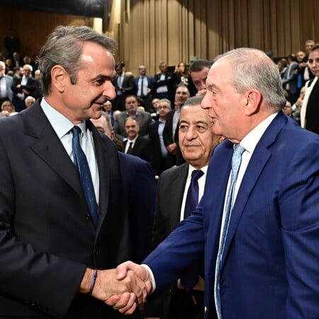 H χειραψία Μητσοτάκη-Καραμανλή και η απουσία Σαμαρά από την παρουσίαση του βιβλίου του Ευρυπίδη Στυλιανίδη