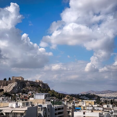 Καιρός σήμερα: Ανεβαίνει η θερμοκρασία και μειώνονται οι βροχές