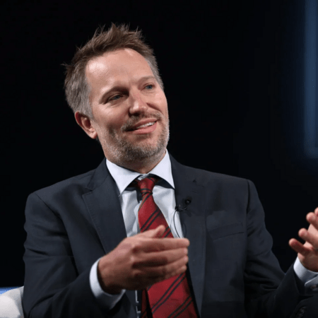 Ο CEO του LinkedIn προειδοποιεί: «Το μέλλον της εργασίας δεν θα ανήκει σε όσους έχουν πτυχία»