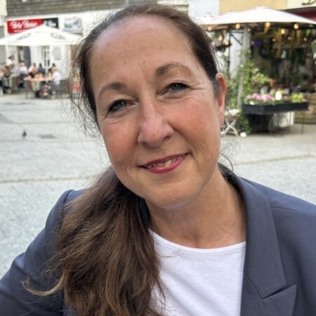 Γερμανία: Η δήμαρχος που μαχαιρώθηκε από τη θετή κόρη της αποκάλυψε ότι την βασάνιζε για ώρες