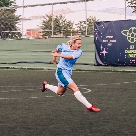 Το κορίτσι που έμαθε να παίζει μπάλα δίπλα στα αγόρια