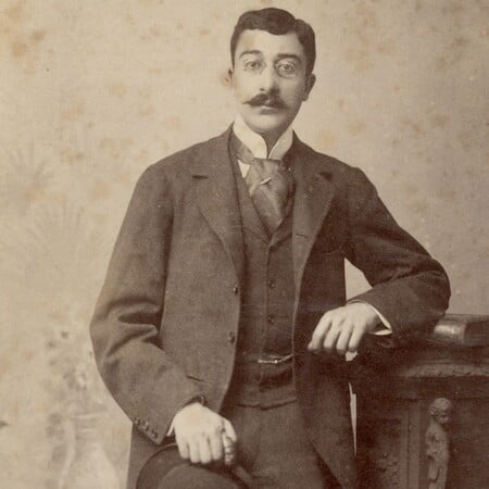 Κωνσταντίνος Καβάφης: Η εξαίρετη βιογραφία του κυκλοφόρησε μόλις στα Ελληνικά 