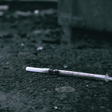 «Bluetoothing»: Το νέο θανατηφόρο «trend» στα ναρκωτικά που εξαπλώνει τον HIV παγκοσμίως