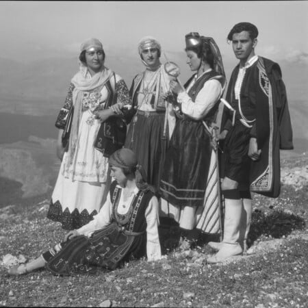 Οι εθνικές ελληνικές ενδυμασίες αφηγούνται την ιστορία τους στο Μουσείο Μπενάκη