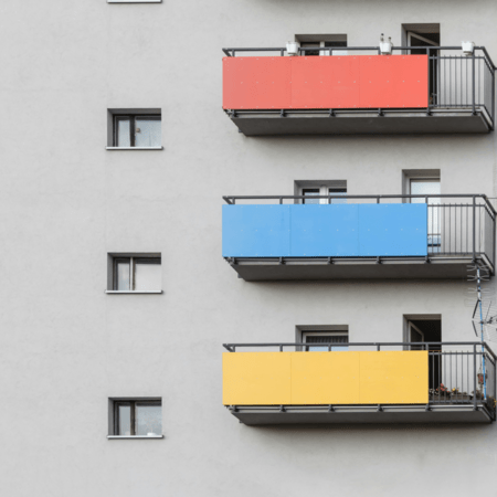 Η ΕΕ ετοιμάζει «πόλεμο» στις βραχυχρόνιες μισθώσεις: Νέοι κανόνες για Airbnb, Booking