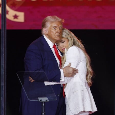 Οι ΗΠΑ ανακαλούν βίζες για σχόλια σχετικά με τη δολοφονία του Τσάρλι Κερκ