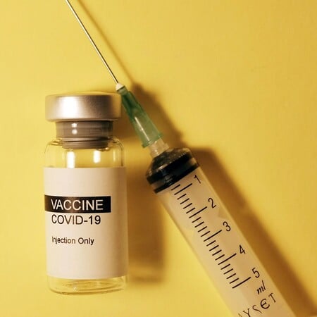 COVID-19: Ο ΕΟΔΥ καλεί σε έγκαιρο εμβολιασμό των ευάλωτων ομάδων για την περίοδο 2025/26