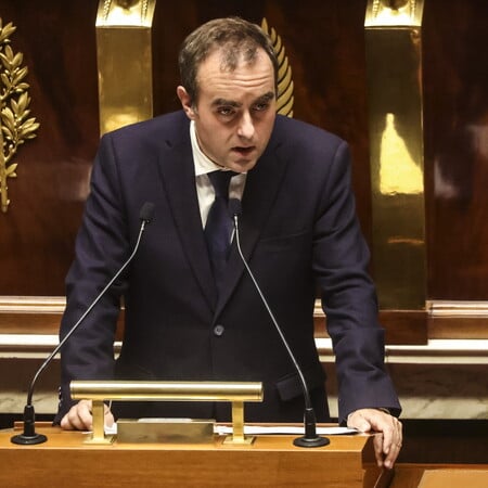 Γαλλία: Η Εθνοσυνέλευση απέρριψε την πρόταση μομφής κατά της κυβέρνησης Λεκορνί