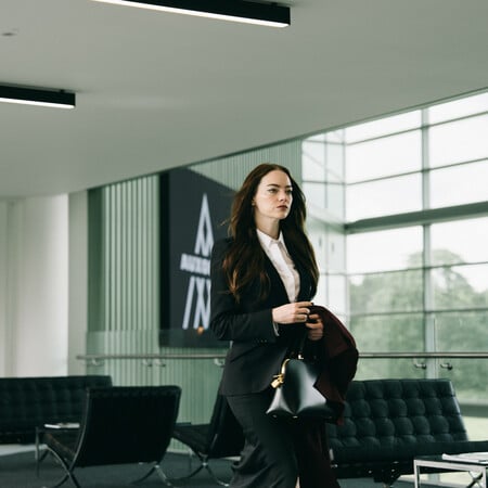 Έμα Στόουν και Τζέσι Πλέμονς σε ψυχολογικό μπρα ντε φέρ υπό την επίβλεψη του Γιώργο Λάνθιμου