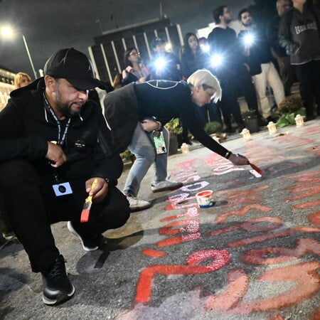 Τέμπη: Ξαναγράφτηκαν με κόκκινη μπογιά τα ονόματα των θυμάτων - Πλήθος κόσμου στο Σύνταγμα